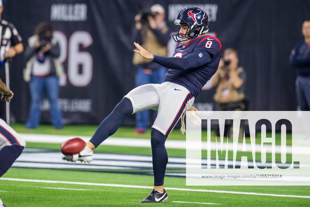 NFL, American Football Herren, USA 2018: Titans vs Texans NOV 26 November 26, 2018: Houston Texans punter Trevor Daniel (8) punts during the 3rd quarter of an NFL football game between the Tennessee Titans and the Houston Texans at NRG Stadium in Houston, TX. The Texans won the game 34 to 17...Trask Smith CSM Houston TX U.S.