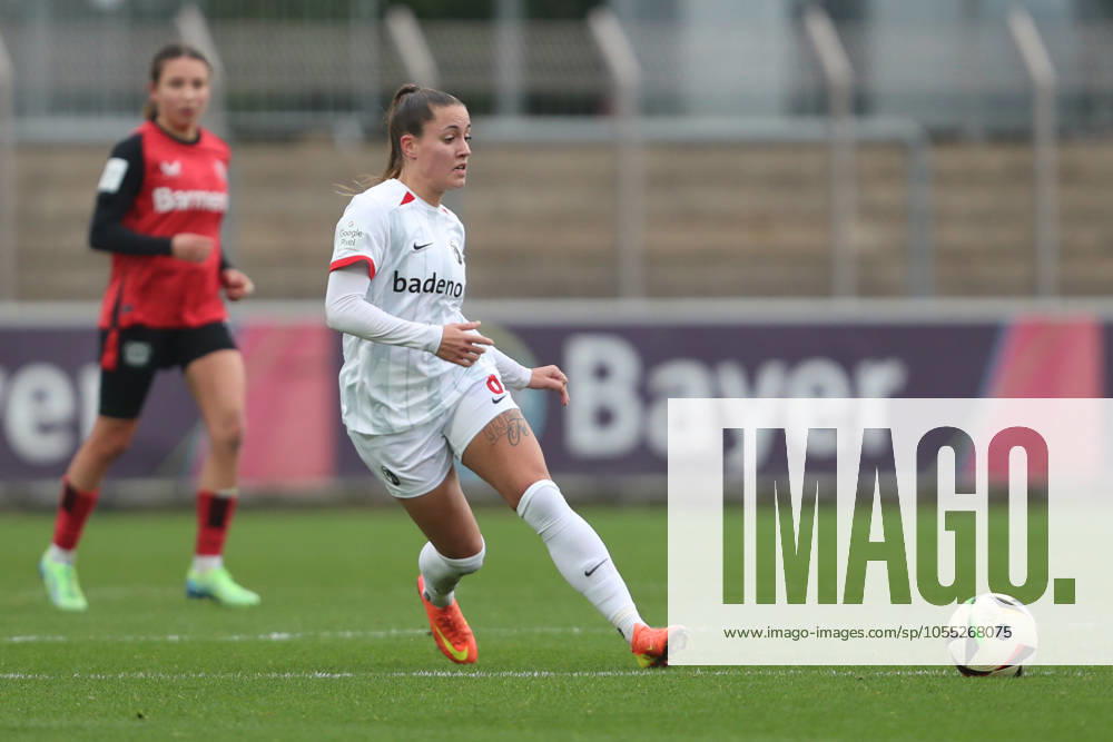 Selina Vobian (SC Freiburg) in Aktion, am Ball, Einzelaktion waehrend des Spiels der Google Pixel Frauen Bundesliga zwischen Bayer Leverkusen und SC Freiburg im Ulrich-Haberland-Stadion am 14. December 2024 in Leverkusen, Deutschland. (Foto von Oliver Kaelke DeFodi Images) +++ Selina Vobian (SC Freiburg) controls the ball during the Google Pixel Frauen Bundesliga match between Bayer Leverkusen and SC Freiburg at Ulrich-Haberland-Stadion on December 14, 2024 in Leverkusen, Germany. (Photo by Oliver Kaelke DeFodi Images) DFB DFL REGULATIONS PROHIBIT ANY USE OF PHOTOGRAPHS AS IMAGE SEQUENCES AND OR QUASI-VIDEO. (Photo by Oliver Kaelke DeFodi Images) Defodi-003_678_2024_12_14_OK_LEVSCF_0428