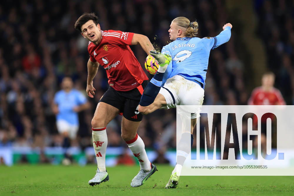 Manchester City v Manchester United, ManU 15 December 2024 - Premier League - Manchester City v Manchester United - Harry Maguire of Manchester United and Erling Haaland of Manchester City compete for the ball - Photo: Simon Stacpoole Offside. Manchester UK