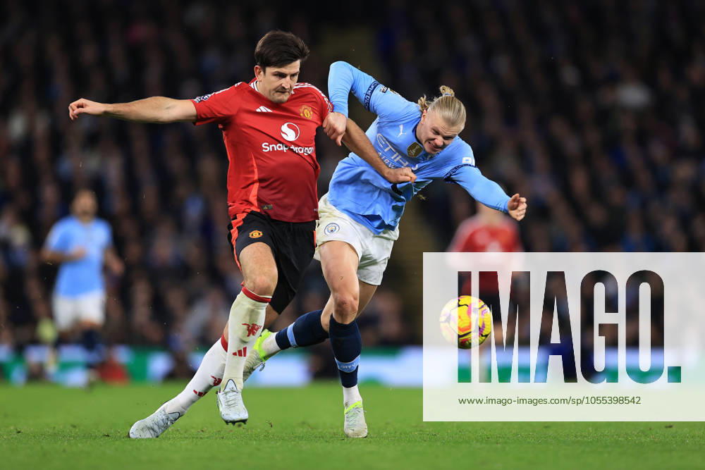Manchester City v Manchester United, ManU 15 December 2024 - Premier League - Manchester City v Manchester United - Harry Maguire of Manchester United and Erling Haaland of Manchester City compete for the ball - Photo: Simon Stacpoole Offside. Manchester UK