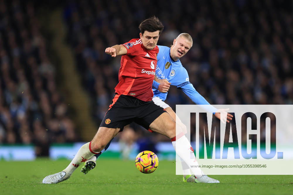 Manchester City v Manchester United, ManU 15 December 2024 - Premier League - Manchester City v Manchester United - Harry Maguire of Manchester United and Erling Haaland of Manchester City compete for the ball - Photo: Simon Stacpoole Offside. Manchester UK