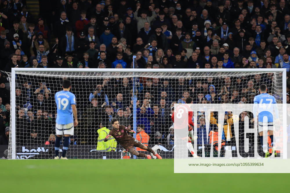 Manchester City v Manchester United, ManU 15 December 2024 - Premier League - Manchester City v Manchester United - Bruno Fernandes of Manchester United scoring the equalising goal from the penalty spot - Photo: Simon Stacpoole Offside. Manchester UK
