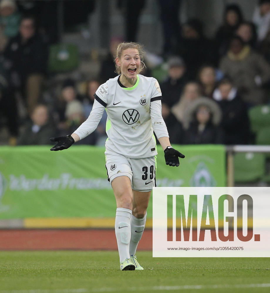 Foto : Wolfsburgs Sarai Linder regt sich auf ... Fussball 1. Bundesliga der Frauen am Sa. 14.12.2024 Werder Bremen - VfL Wolfsburg 1 - 3
