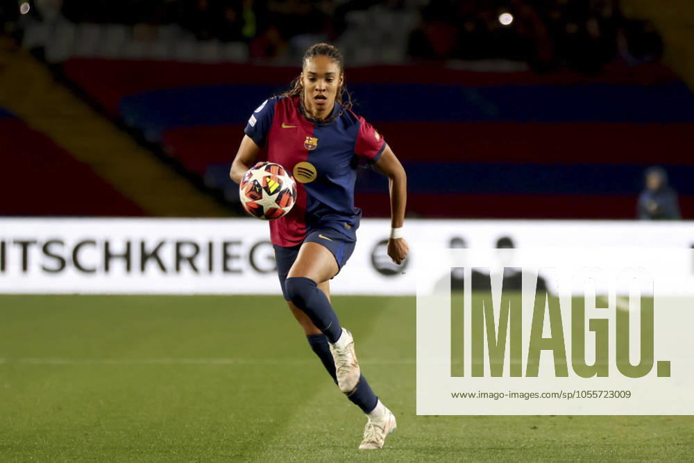 Barcelona, Spain, December 18th 2024 Salma Paralluelo (7 Barcelona) with the ball during the UEFA Womens Champions League Game between Barcelona and Manchester City at Estadi Olimpic in Barcelona Spain (Danja Gerwig SPP)