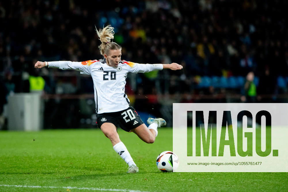Elisa Senß (Deutschland, 20) am Ball, GER, Deutschland vs Italien, Frauen Fussball Nationalmannschaft, Testspiel Uefa Womens Euro 2025, Saison 2024 2025, 02.12.2024 GER, Deutschland vs Italien, Frauen Fussball Nationalmannschaft, Testspiel Uefa Womens Euro 2025, Saison 2024 2025, 02.12.2024 Bochum