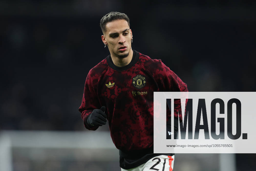London, England, 19th December 2024. Antony of Manchester United, ManU warms up before the Carabao Cup match at the Tottenham Hotspur Stadium, London. Picture credit should read: Paul Terry Sportimage . SPI-3538-0006