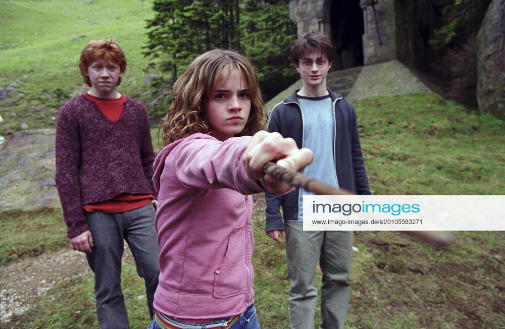 HARRY POTTER AND THE PRISONER OF AZKABAN BR US 2004 L-R RUPERT GRINT as Ron Weasley, EMMA WATSON as Hermione Granger, DANIEL RADCLIFFE as Harry Potter Date: 2004 Mandatory credit line: Image courtesy Ronald Grant Mary Evans