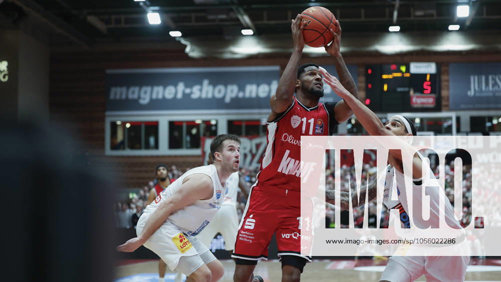 Im Bild: v.li. Spencer Reaves (Syntainics MBC, 31), Nelson Phillips (Wuerzburg Baskets, 11) und Michael Devoe (Syntainics MBC, 0) 21.12.2024, FIT-One Wuerzburg Baskets vs. Syntainics MBC, easyCredit BBL, 12. Spieltag, Deutschland, Wuerzburg, tectake-Arena,
