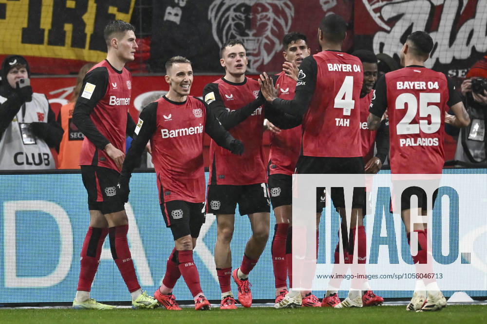 Florian Wirtz (Leverkusen 10) jubelt nach dem Tor zum 2:0 mit der Mannschaft 21.12.2024 Fussball Bayer 04 Leverkusen vs SC Freiburg, BayArena, Leverkusen, DFB DFL REGULATIONS PROHIBIT ANY USE OF PHOTOGRAPHS AS IMAGE SEQUENCES AND OR QUASI-VIDEO NRW Germany