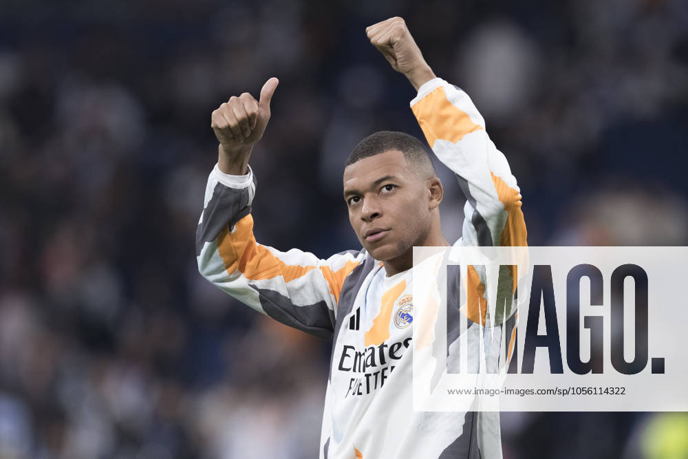 LA LIGA EA Sports - Real Madrid vs Sevilla MADRID, SPAIN - December 22: Kylian Mbappe of Real Madrid greet fans during the La Liga 2024 25 match between Real Madrid and Sevilla at Santiago Bernabeu Stadium. (Photo by Guillermo Martinez) Madrid Santiago Bernabà u Stadium Spain