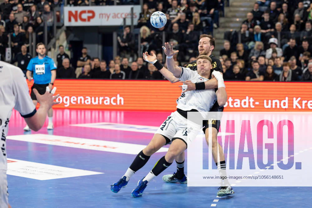 Lukas Hutecek (TBV Lemgo Lippe, 02) im Zweikampf mit Nikolai Link (HC Erlangen, 33) HC Erlangen vs. TBV Lemgo Lippe, Handball, 1. Handball Bundesliga, Saison 2024 2025, 16. Spieltag, 22.12.2024 HC Erlangen vs. TBV Lemgo Lippe, Handball, 1. Handball Bundesliga, Saison 2024 2025, 16. Spieltag, 22.12.2024 Nuernberg