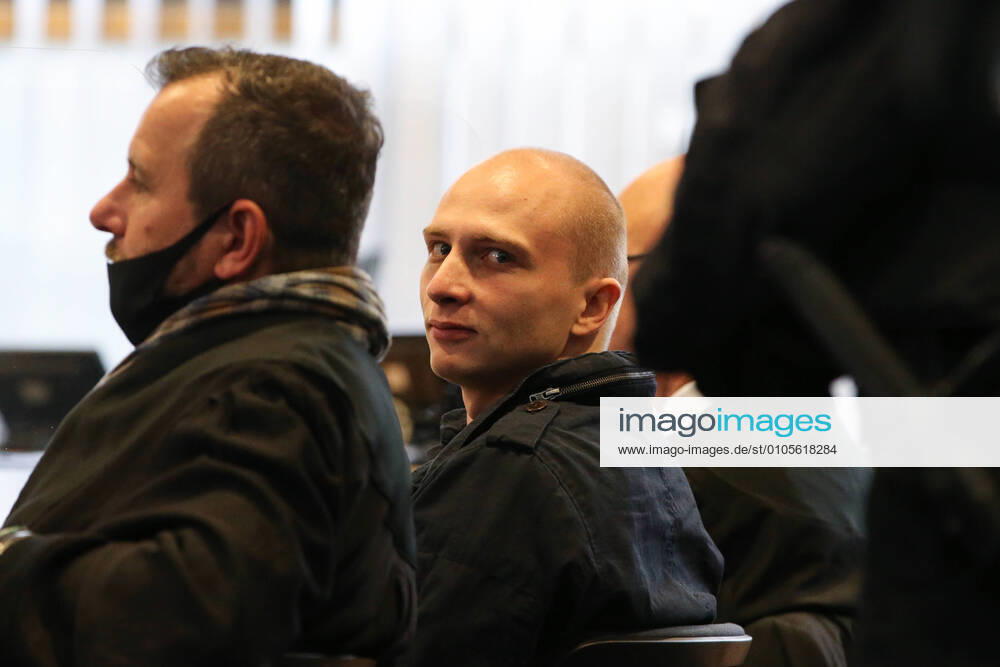 Attentäter Stephan Balliet sitzt im Sitzungssaal mit seinem Anwalt Rutkowski, kurze Zeit später wird er wieder rausgebracht da die Verhandlung heute 15 Minuten später beginnt, da noch nicht alle Personen im Saal sind - Prozesstag Siebzehn im Landgericht Magdeburg gegen den Halle Attentäter Stephan Balliet insgesamt fünf Richterinnen und Richter entscheiden am Ende über das Urteil, ein sechster steht als Reserve parat. Die Vorsitzende Richterin ist Ursula Mertens. 43 Nebenklägerinnen und -kläger sind zum Prozess am Landgericht in Magdeburg zugelassen, die von 21 Anwälten beraten werden. Personen Bitte Pixeln-Personen Unkenntlich machen