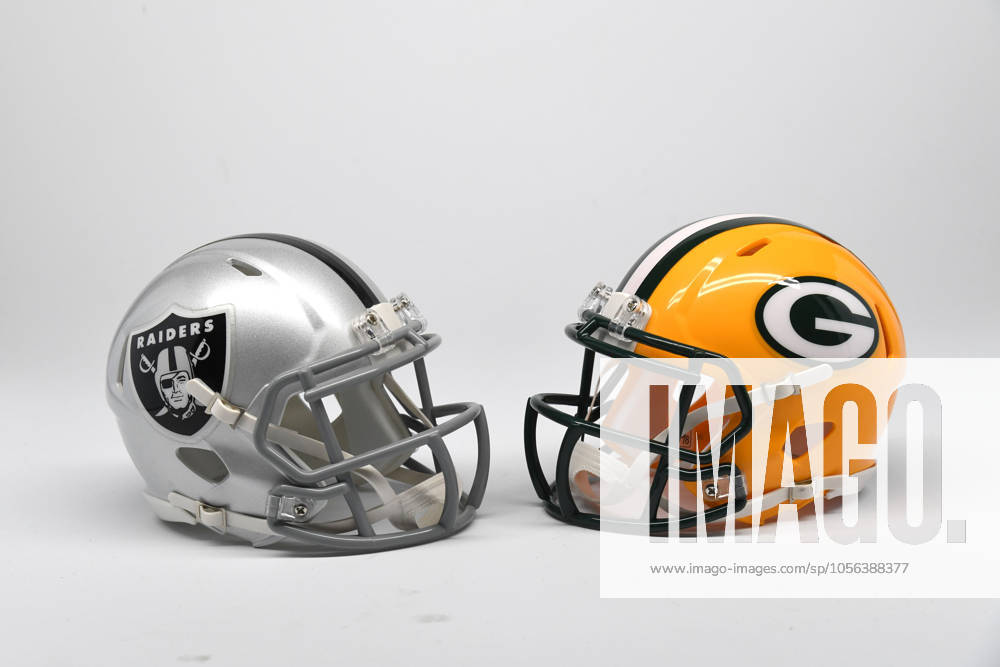 NFL, American Football Herren, USA Creative Detailed view of Las Vegas Raiders (left) and Green Bay Packers helmets.