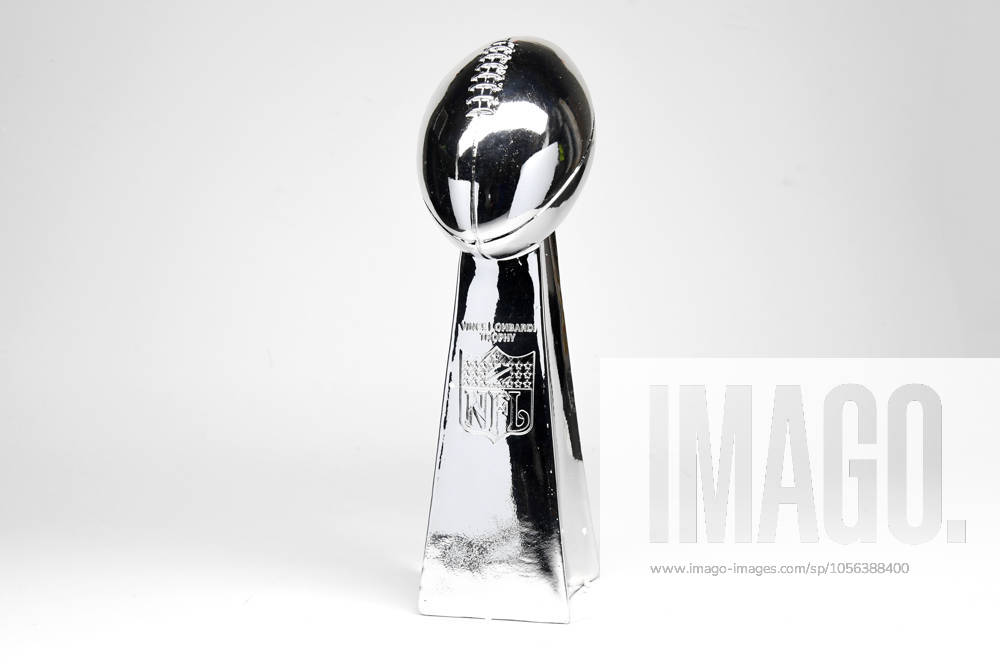 NFL, American Football Herren, USA Creative Detailed view of Vince Lombardi Trophy. The trophy is awarded each year to the winning team of the NFL championship game Super Bowl between the AFC and the NFC.