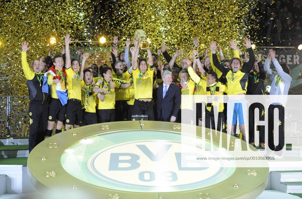 Gruppenfoto Dortmund, Pokalsieger 2012, Fussball DFB Pokal Finale der Männer 2012, Borussia Dortmund (DO) - FC Bayern München (M) 5:2 am 12.05.2012 in Berlin, saison1112