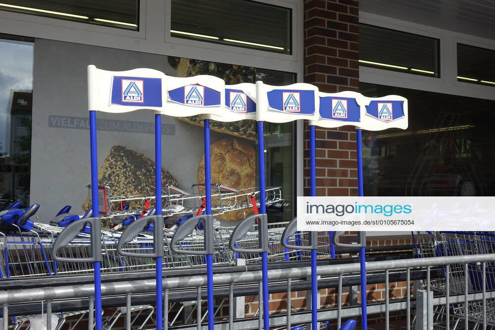 Einkaufswagen von ALDI Einkaufswagen von ALDI, 03.08.2020, Greifswald, Mecklenburg-Vorpommern, An Kindereinkaufswagen befinden sich Fähnchen mit den Logos von ALDI.