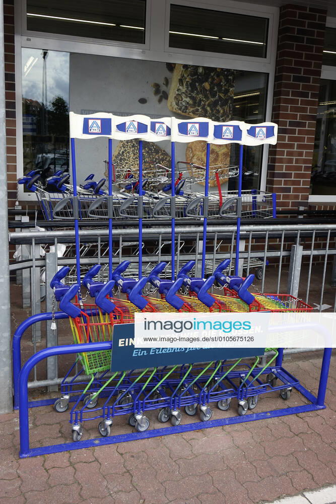 Einkaufswagen von ALDI Einkaufswagen von ALDI, 03.08.2020, Greifswald, Mecklenburg-Vorpommern, An Kindereinkaufswagen befinden sich Fähnchen mit den Logos von ALDI.