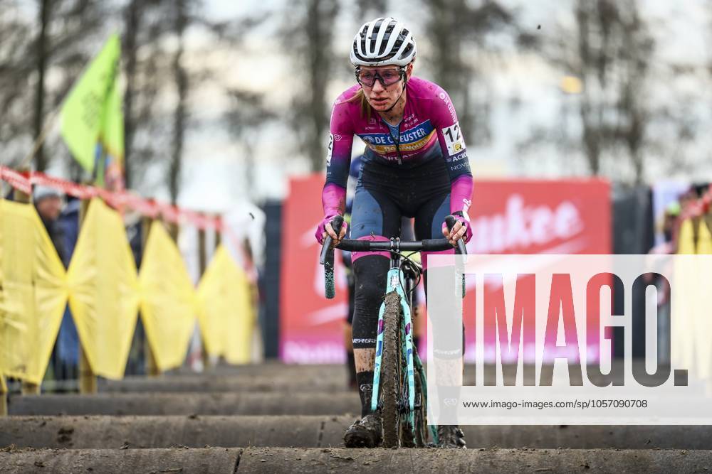 Belgian Jinse Peeters pictured in action during the women elite race at the cyclocross cycling event in Gullegem on Saturday 04 January 2025, stage 7 8 in the Superprestige cyclocross cycling competition DAVIDxPINTENS x109631955x