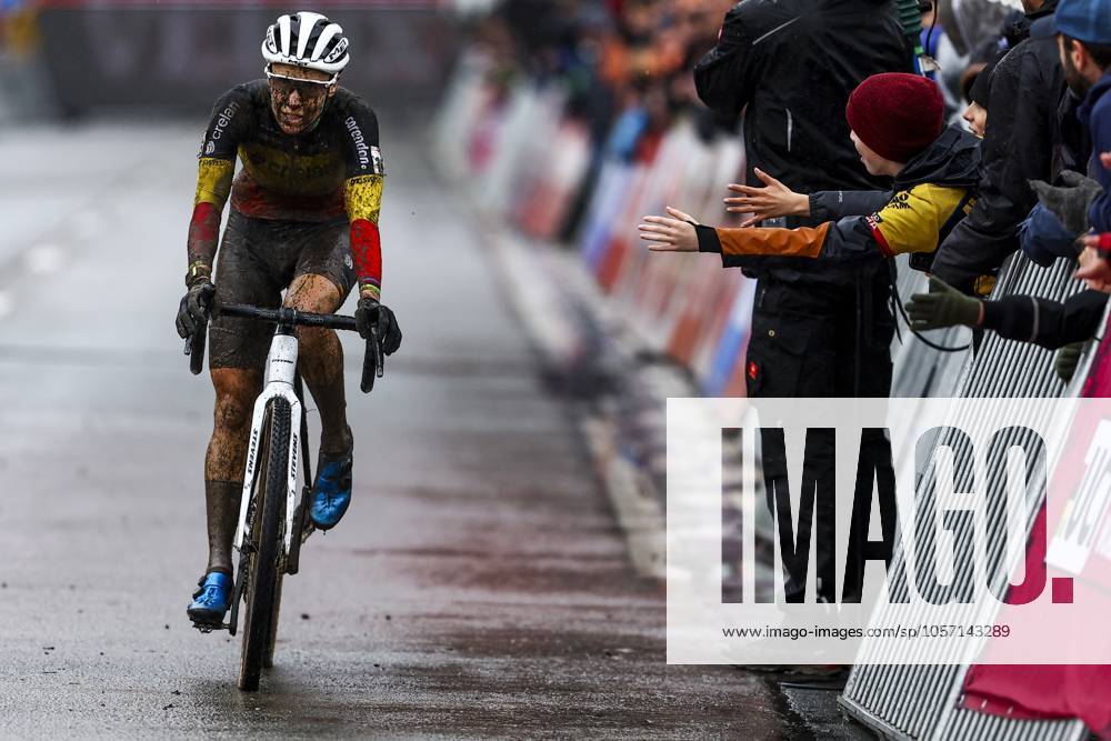 Belgian Sanne Cant crosses the finish line at the women s elite race at the World Cup cyclocross cycling event in Dendermonde, Belgium, stage 9 (out of 12) of the UCI World Cup cyclocross competition, Sunday 05 January 2025. DAVIDxPINTENS x109697867x