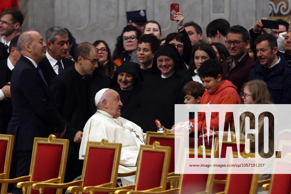Pope Francis Bergoglio attends the celebration of the Epiphany of the Lord Holy Mass Rome, Italy 06.01.2025 : Pope Francis Bergoglio arrives at the basilica and gives chocolate to children before the celebration of the Epiphany of the Lord Holy Mass on Altar of the Confession, St. Peter’s Basilica Rome italy Italy