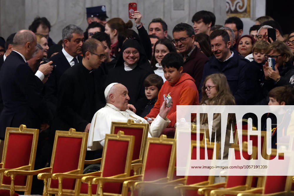 Pope Francis Bergoglio attends the celebration of the Epiphany of the Lord Holy Mass Rome, Italy 06.01.2025 : Pope Francis Bergoglio arrives at the basilica and gives chocolate to children before the celebration of the Epiphany of the Lord Holy Mass on Altar of the Confession, St. Peter’s Basilica Rome italy Italy