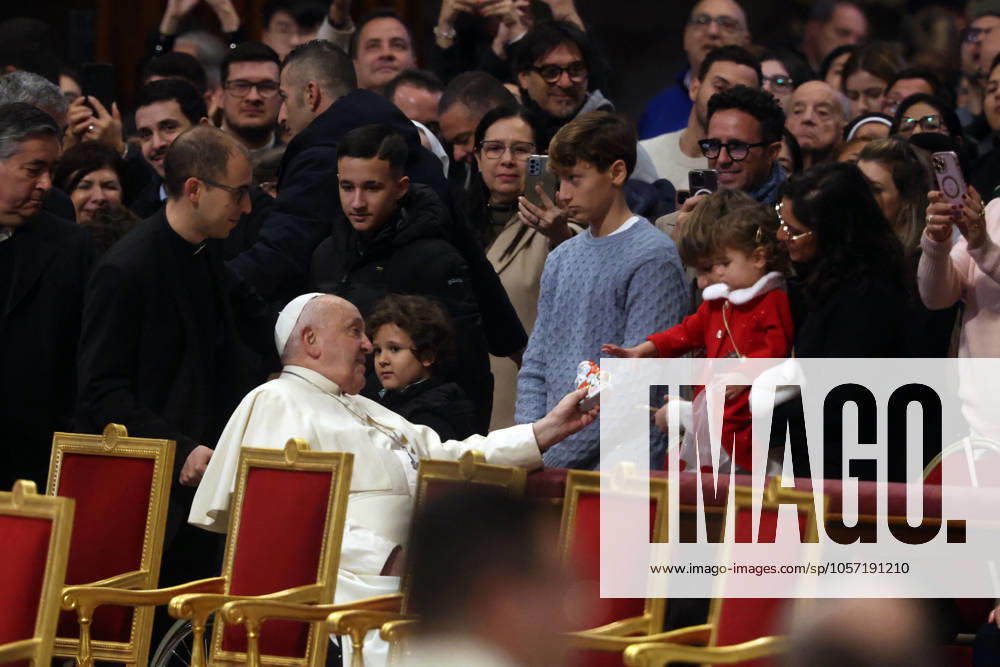 Pope Francis Bergoglio attends the celebration of the Epiphany of the Lord Holy Mass Rome, Italy 06.01.2025 : Pope Francis Bergoglio arrives at the basilica and gives chocolate to children before the celebration of the Epiphany of the Lord Holy Mass on Altar of the Confession, St. Peter’s Basilica Rome italy Italy