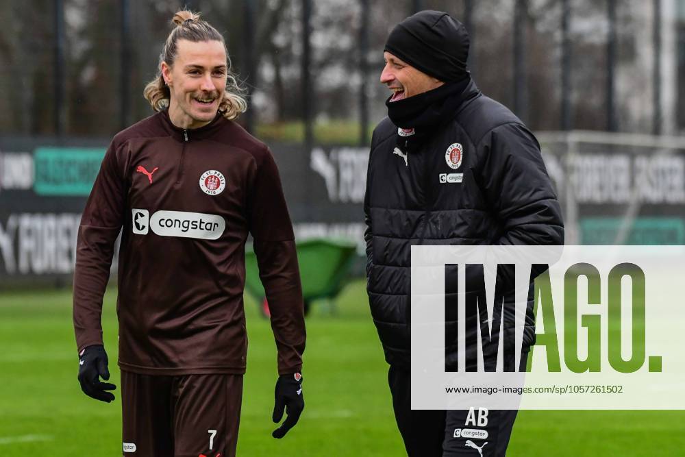 Jackson Irvine Trainer Alexander Blessin ( Pauli ) lachen Deutschland , Hamburg , Traininggelände an der Kollaustrasse , Fussball , 1 . Fussball Bundesliga , FC St Pauli