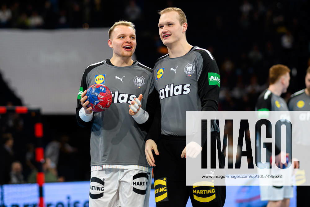 Hamburg: Handball Länderspiel - Vorbereitung WM - Deutschland - Brasilien Justus Fischer (Deutschland), Torhueter David Späth David Spaeth (Deutschland) lachend laechelnd gut gelaunt grinst grinsend Hamburg Barlays Arena Deutschland