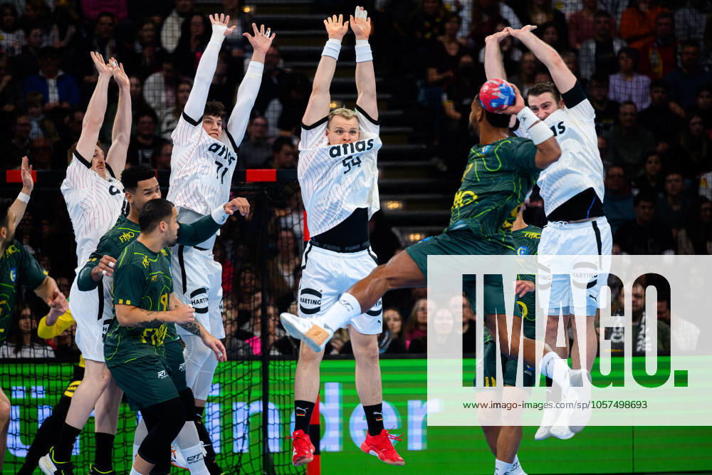 Hamburg: Handball Länderspiel - Vorbereitung WM - Deutschland - Brasilien Lukas Stutzke (Deutschland), Marko Grgic (Deutschland), Justus Fischer (Deutschland), Lukas Mertens (Deutschland) in der Abwehr gegen Vincios Angelo Lima de Carvalho (Brasilien) Hamburg Barlays Arena Deutschland
