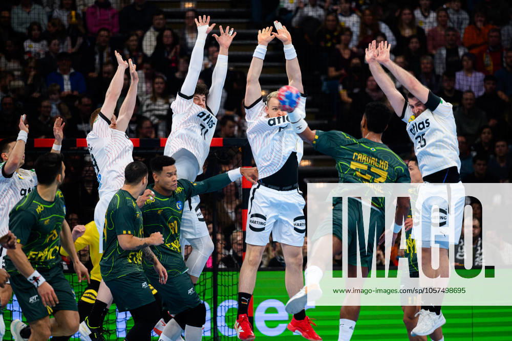 Hamburg: Handball Länderspiel - Vorbereitung WM - Deutschland - Brasilien Lukas Stutzke (Deutschland), Marko Grgic (Deutschland), Justus Fischer (Deutschland), Lukas Mertens (Deutschland) in der Abwehr gegen Vincios Angelo Lima de Carvalho (Brasilien) Hamburg Barlays Arena Deutschland