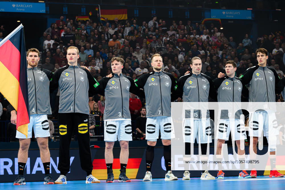 Hamburg: Handball Länderspiel - Vorbereitung WM - Deutschland - Brasilien v.li. Johannes Golla (Deutschland), Torhueter David Späth David Spaeth (Deutschland), Nils Lichtlein (Deutschland), Luca Witzke (Deutschland), Juri Knorr (Deutschland), Lukas Zerbe (Deutschland), Julian Köster Koester (Deutschland) bei der Hymne Hamburg Barlays Arena Deutschland
