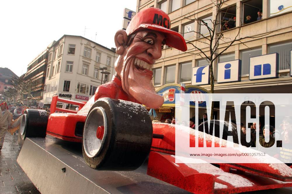 Motivwagen Kinn of the Road - Michael Schumacher wird während des Rosenmontagsumzugs in Mainz zur Belustigung durch die Straßen geführt Motorsport Herren Karneval 2004, Fasching, Rosenmontag, Umzug, Faschingsumzug, Vdig Einzelbild Mainz Komik,
