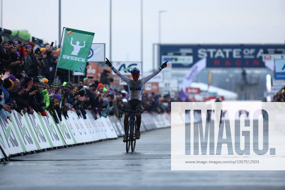 Belgian Thibau Nys celebrates as he crosses the finish line to win the elite men race of the Belgian Cyclocross Championships (11-12 01) on Sunday 12 January 2025 in Heusden-Zolder. DAVIDxPINTENS x110253035x
