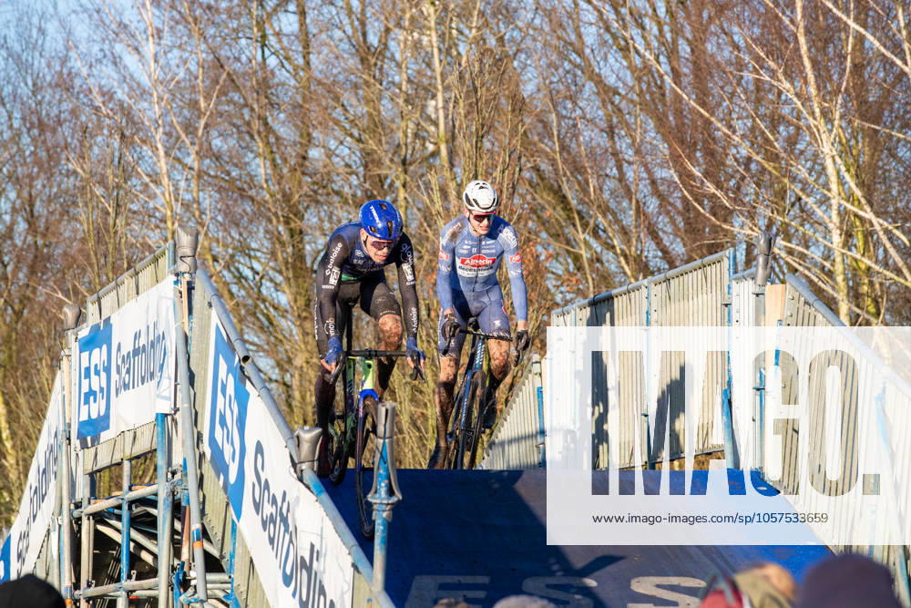 NK Cyclocross Oisterwijk Elite mannen Oisterwijk (NED), CYCLOCROSS, JANUARY 12 Strijd om de titel tussen Pim Ronhaar en Tibor del Grosso Gefotografeerd tijdens het Nederlands Kampioenschap veldrijden in Oisterwijk Content not available for redistribution in The Netherlands directly or indirectly through any third parties.