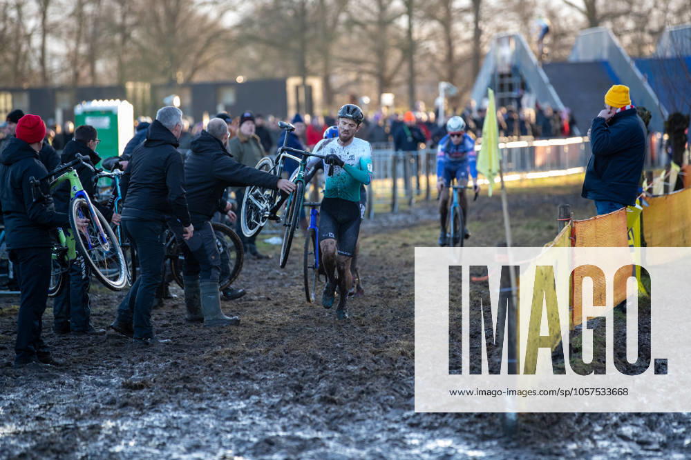 NK Cyclocross Oisterwijk Elite mannen Oisterwijk (NED), CYCLOCROSS, JANUARY 12 Fietswissel Joris Nieuwenhuis Gefotografeerd tijdens het Nederlands Kampioenschap veldrijden in Oisterwijk Content not available for redistribution in The Netherlands directly or indirectly through any third parties.