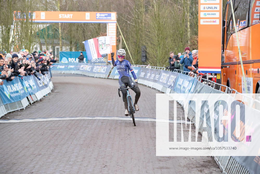 NK Cyclocross Oisterwijk vrouwen Oisterwijk (NED), CYCLOCROSS, JANUARY 12 Puck Pieterse pakt de Nederlandse titel voor Ceylin Alvarado en Denise Betsema Gefotografeerd tijdens het Nederlands Kampioenschap veldrijden in Oisterwijk Content not available for redistribution in The Netherlands directly or indirectly through any third parties.