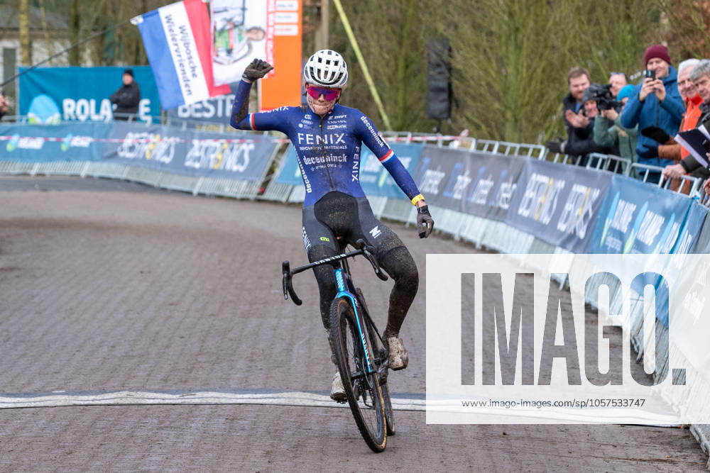 NK Cyclocross Oisterwijk vrouwen Oisterwijk (NED), CYCLOCROSS, JANUARY 12 Puck Pieterse pakt de Nederlandse titel voor Ceylin Alvarado en Denise Betsema Gefotografeerd tijdens het Nederlands Kampioenschap veldrijden in Oisterwijk Content not available for redistribution in The Netherlands directly or indirectly through any third parties.