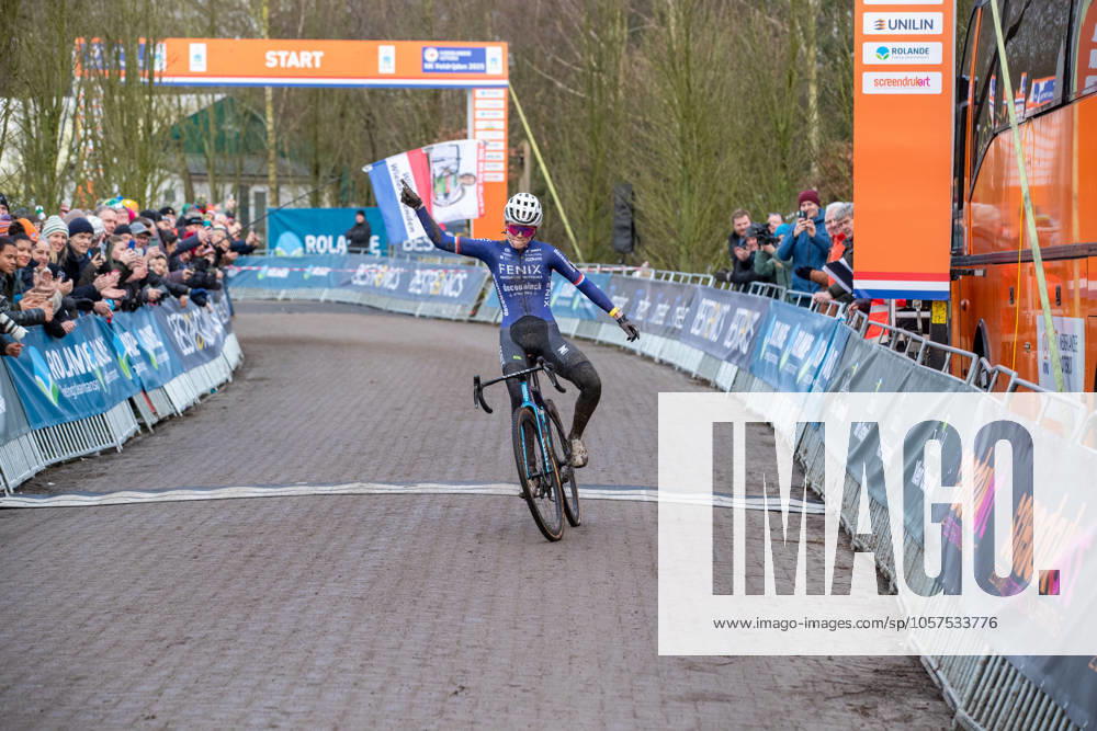 NK Cyclocross Oisterwijk vrouwen Oisterwijk (NED), CYCLOCROSS, JANUARY 12 Puck Pieterse pakt de Nederlandse titel voor Ceylin Alvarado en Denise Betsema Gefotografeerd tijdens het Nederlands Kampioenschap veldrijden in Oisterwijk Content not available for redistribution in The Netherlands directly or indirectly through any third parties.