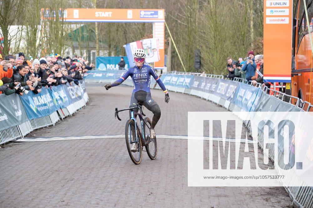 NK Cyclocross Oisterwijk vrouwen Oisterwijk (NED), CYCLOCROSS, JANUARY 12 Puck Pieterse pakt de Nederlandse titel voor Ceylin Alvarado en Denise Betsema Gefotografeerd tijdens het Nederlands Kampioenschap veldrijden in Oisterwijk Content not available for redistribution in The Netherlands directly or indirectly through any third parties.