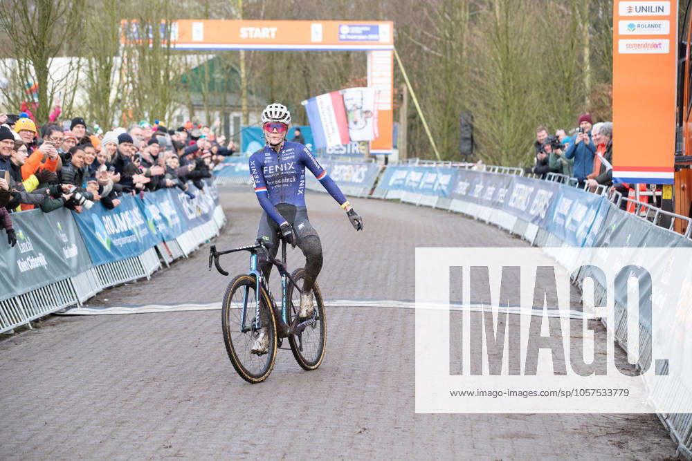 NK Cyclocross Oisterwijk vrouwen Oisterwijk (NED), CYCLOCROSS, JANUARY 12 Puck Pieterse pakt de Nederlandse titel voor Ceylin Alvarado en Denise Betsema Gefotografeerd tijdens het Nederlands Kampioenschap veldrijden in Oisterwijk Content not available for redistribution in The Netherlands directly or indirectly through any third parties.