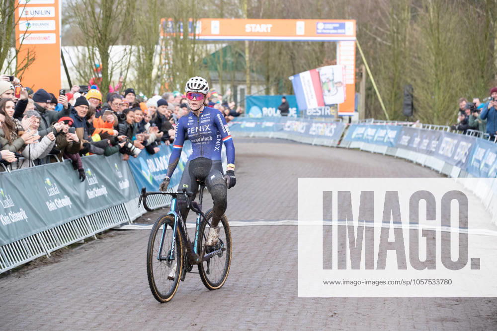 NK Cyclocross Oisterwijk vrouwen Oisterwijk (NED), CYCLOCROSS, JANUARY 12 Puck Pieterse pakt de Nederlandse titel voor Ceylin Alvarado en Denise Betsema Gefotografeerd tijdens het Nederlands Kampioenschap veldrijden in Oisterwijk Content not available for redistribution in The Netherlands directly or indirectly through any third parties.