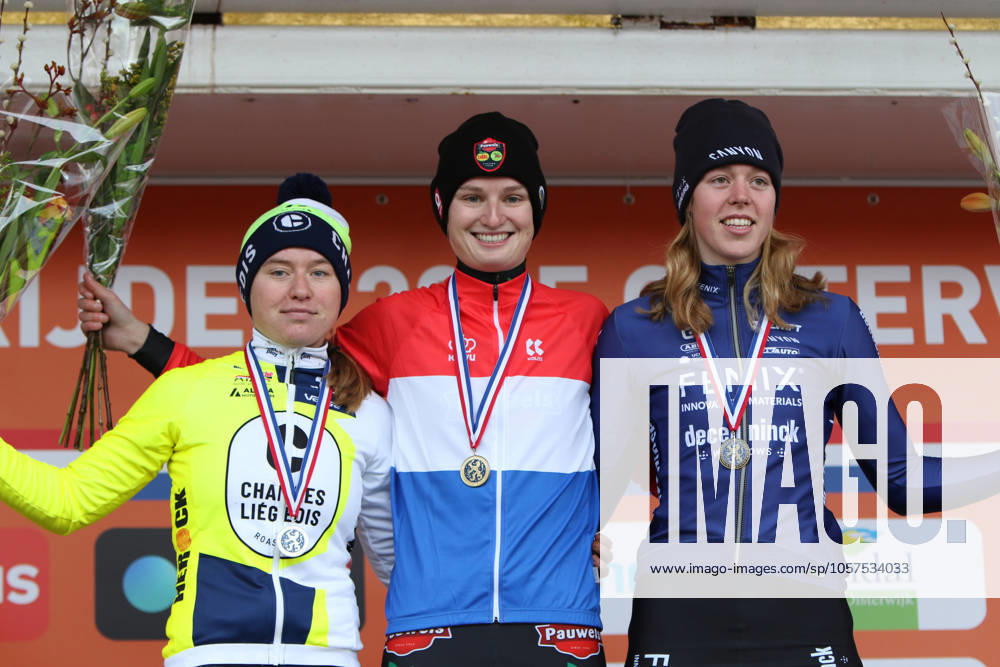 NK Cyclocross Oisterwijk Vrouwen Oisterwijk (NED), CYCLOCROSS, JANUARY 12 Leonie Bentveld pakt de titel bij de vrouwen onder de 23 voor Lauren Molengraaf en Puck Langenbarg Gefotografeerd tijdsns het Nederlands Kampioenschap veldrijden in Oisterwijk: Oisterwijk Netherlands Content not available for redistribution in The Netherlands directly or indirectly through any third parties.