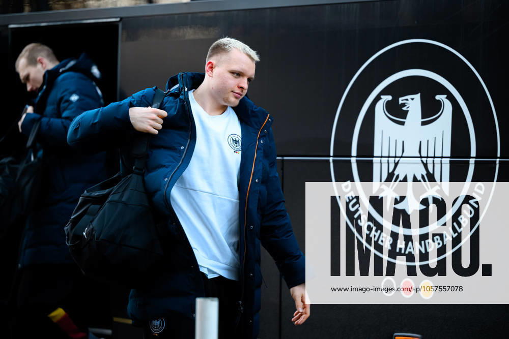 Hamburg: Handball Länderspiel - Vorbereitung WM - Deutschland - Brasilien Justus Fischer (Deutschland) bei der Ankunft Hamburg Barlays Arena Deutschland