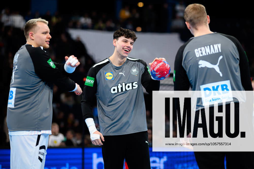 Hamburg: Handball Länderspiel - Vorbereitung WM - Deutschland - Brasilien v.li. Justus Fischer (Deutschland), Marko Grgic (Deutschland), Torhueter David Späth David Spaeth (Deutschland) lachend laechelnd gut gelaunt grinst grinsend Hamburg Barlays Arena Deutschland
