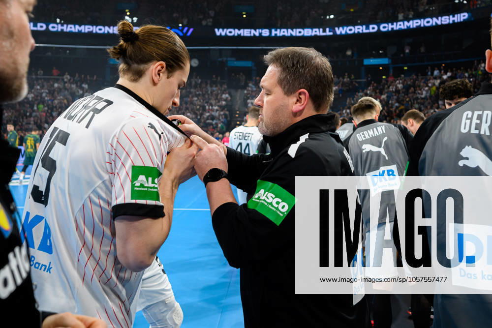 Hamburg: Handball Länderspiel - Vorbereitung WM - Deutschland - Brasilien v.li. Juri Knorr (Deutschland), Physio Martin Leuthner gibt einige Tropfen Minzöl auf das Trikot Hamburg Barlays Arena Deutschland