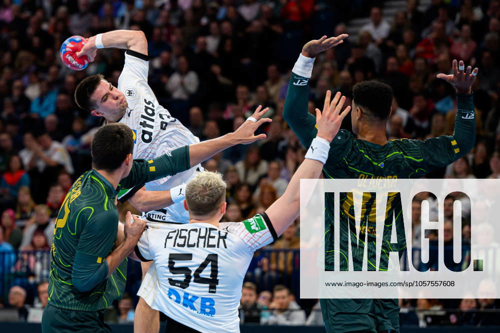Hamburg: Handball Länderspiel - Vorbereitung WM - Deutschland - Brasilien Renars Uscins (Deutschland), Justus Fischer (Deutschland), Edney Silva Oliveira (Brasilien) Hamburg Barlays Arena Deutschland