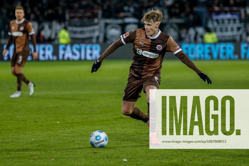 Eric Smith ( Pauli ) am Ball Deutschland , Hamburg , Millerntorstadion , Fussball , 1. Bundesliga , FC St Pauli - Eintracht Frankfurt