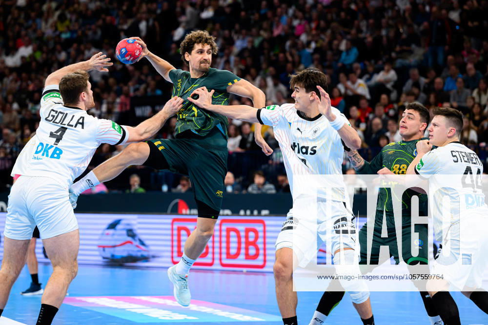 Hamburg: Handball Länderspiel - Vorbereitung WM - Deutschland - Brasilien v.li. Johannes Golla (Deutschland), Acacio Marques Moreira Filho (Brasilien), Julian Köster Koester (Deutschland), Guilherme Borges Moraes Silva (Brasilien), Christoph Steinert (Deutschland) Hamburg Barlays Arena Deutschland