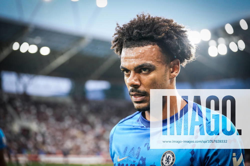 Renato Veiga, Chelsea FC, Borussia Dortmund, internationaler Fußball, Nachwuchstalent, Spielannahme nach vorne, präzise Ballkontrolle, Bewegungsdynamik, Offensivdrang, Technik und Schnelligkeit, strategisches Spielverständnis, Angriffsspiel, Transfermarkt, Bundesliga, Premier League, Fokus auf Entwicklung, Vertragsverhandlungen, junger Fußballstar, Symbolfoto für moderne Spielerentwicklung, internationales Interesse, Ballbeherrschung, Entscheidungsfindung, zukünftiger Schlüsselspieler.