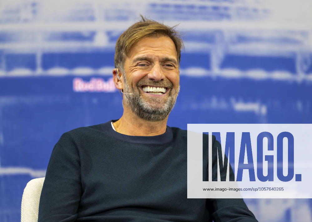 Fussball, Pressekonferenz bei Red Bull in Salzburg, Jürgen Klopp (Global Head of Soccer bei Red Bull) stellt sich erstmals den Medien, im Hangar 7 am Salzburger Airport. Jürgen Klopp lacht.